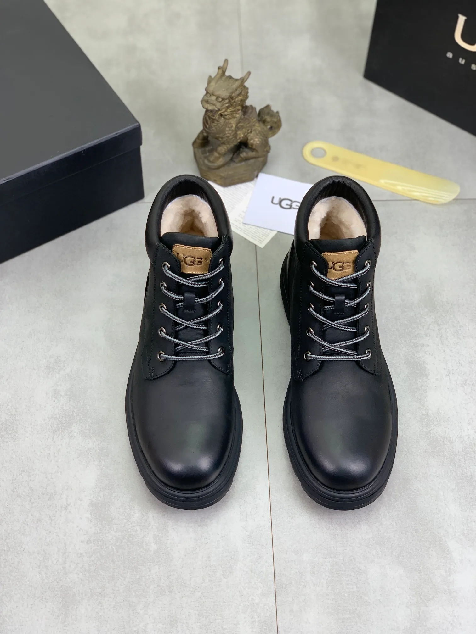 Factory price P640 💶[UGG] (full wool lining) Top-end high-quality fur integrated warm snow boots from Australia's warm luxury men's shoes brand, UGG-5877 official website synchronized, made of imported cowhide, carefully sewn...Imported rubber outsole (comfortable, soft, wear-resistant) The quality is really great...Exquisite workmanship, you can't put it down at first sight, code number: 39-44 Color: 3️⃣colors available